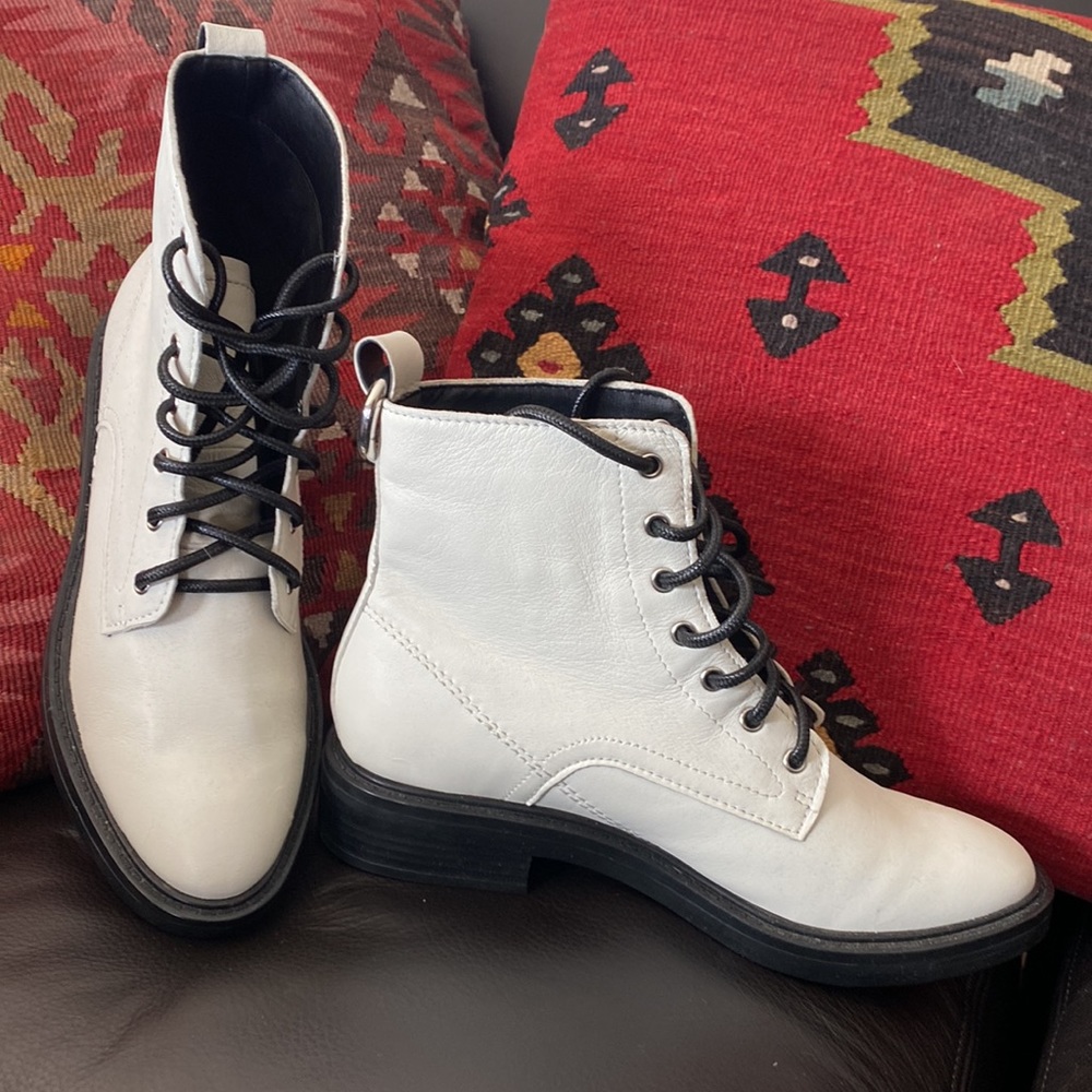 White leather DOLCE VITA BORAT booties NEW….So Gorgeous & Fun! 🔆8.5